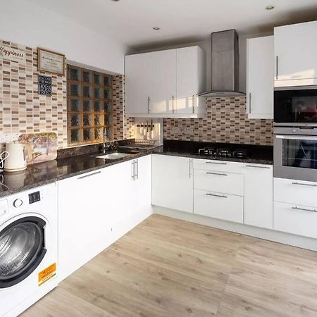 Hogwarts Hideaway Themed Property Watford  Exterior foto