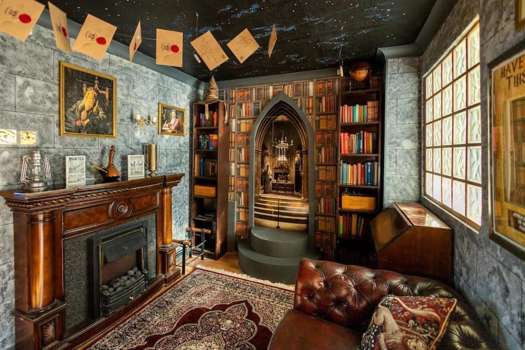 Hogwarts Hideaway Themed Property Watford  Exterior foto