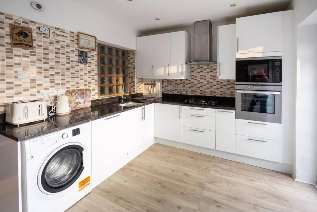 Hogwarts Hideaway Themed Property Watford  Exterior foto