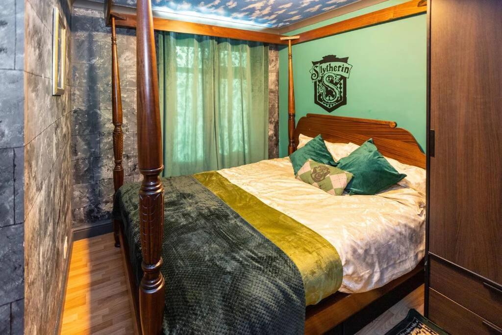 Hogwarts Hideaway Themed Property Watford  Exterior foto