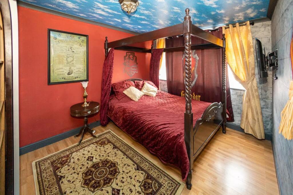 Hogwarts Hideaway Themed Property Watford  Exterior foto