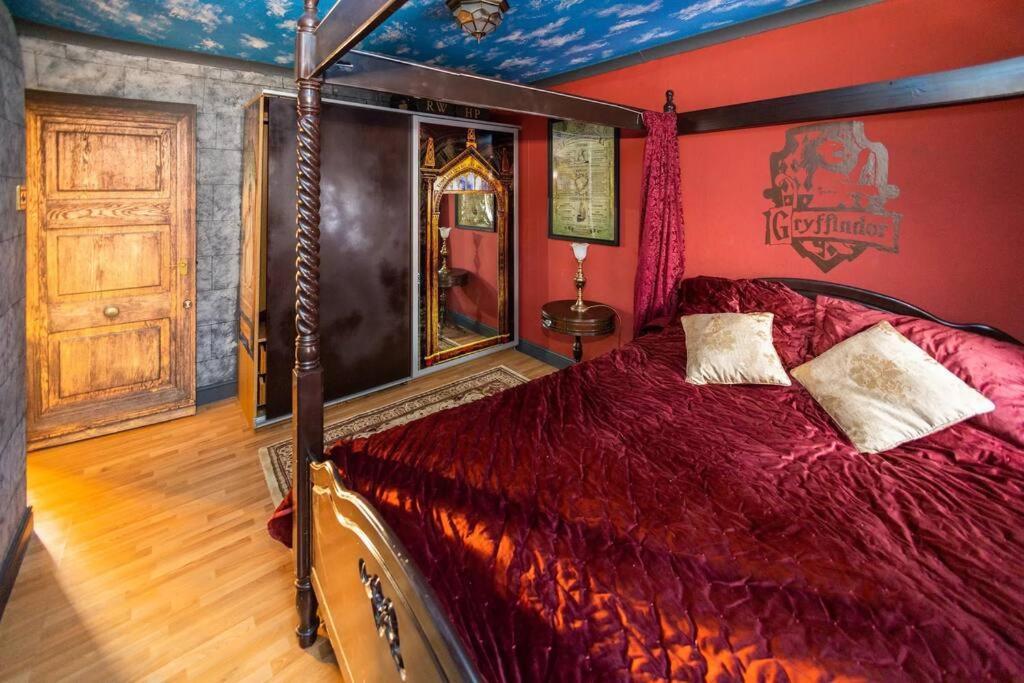 Hogwarts Hideaway Themed Property Watford  Exterior foto