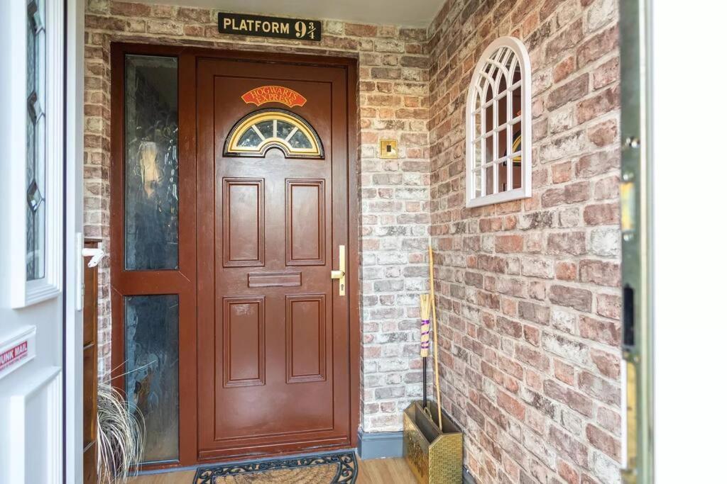 Hogwarts Hideaway Themed Property Watford  Exterior foto
