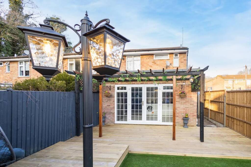 Hogwarts Hideaway Themed Property Watford  Exterior foto