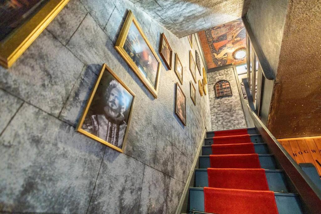 Hogwarts Hideaway Themed Property Watford  Exterior foto