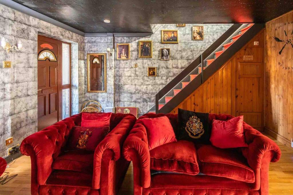 Hogwarts Hideaway Themed Property Watford  Exterior foto