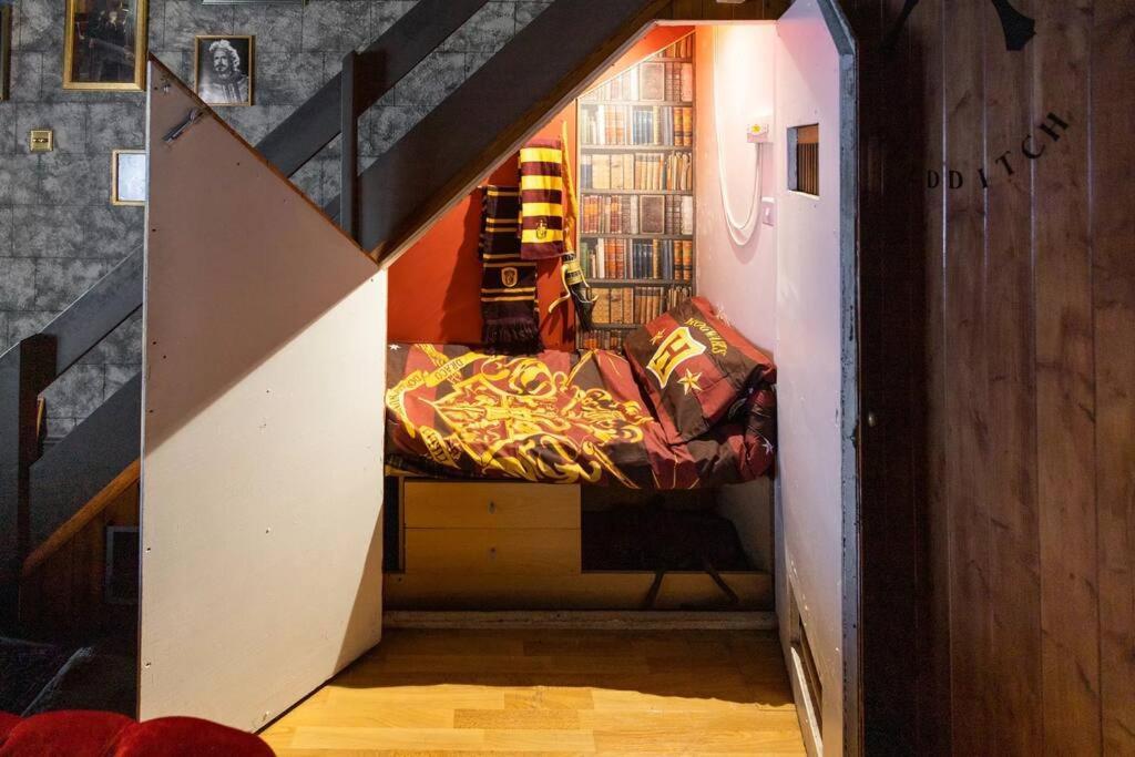 Hogwarts Hideaway Themed Property Watford  Exterior foto