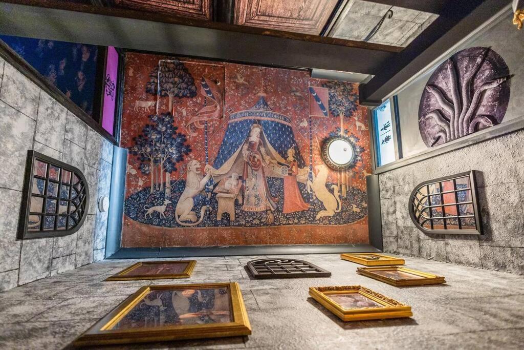 Hogwarts Hideaway Themed Property Watford  Exterior foto