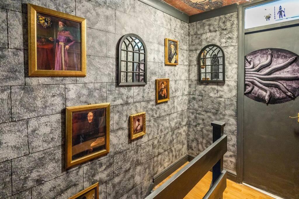 Hogwarts Hideaway Themed Property Watford  Exterior foto